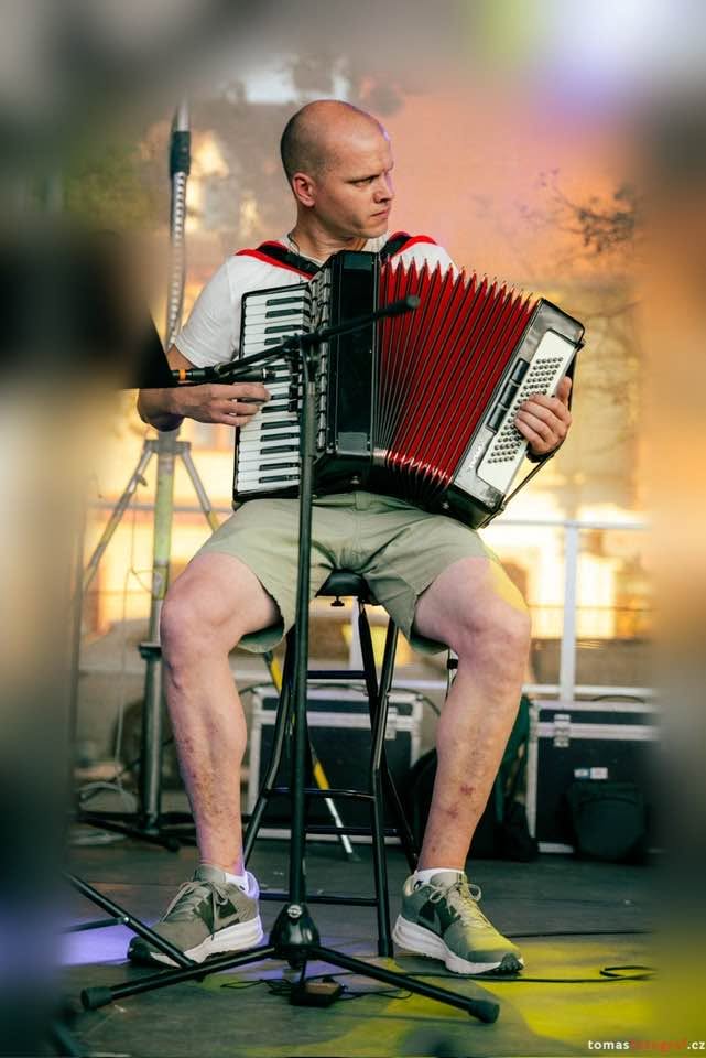 Akordeonista kapely OKKO na pódiu