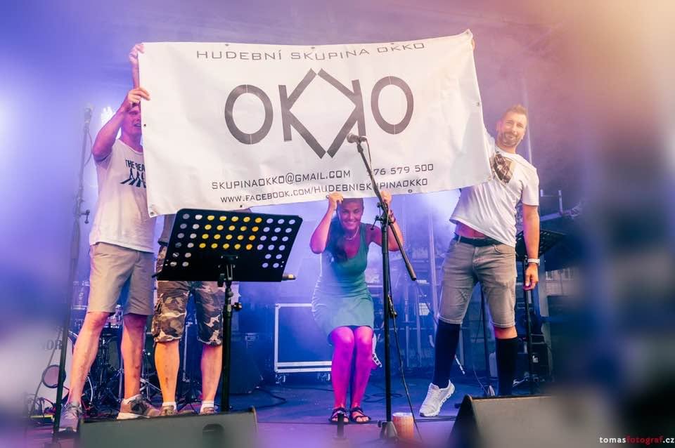 Kapela OKKO se svým bannerem po koncertě